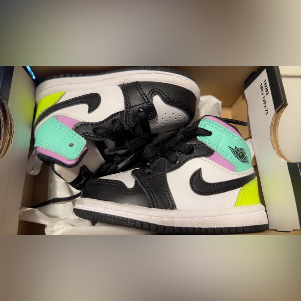 Jordan 1 Mid WHITE/BLACK-VOLT-GREEN GLOW
BLANC/VOLT/LUEUR VERTE/NOIR Size 4C